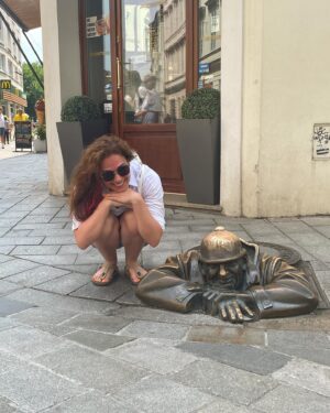 Özge Borak Instagram - Budapeşte-Viyana-Prag turuna gittik. Fakat artık turlar panoramik olduğundan başka şehirleri de görme imkanımız oldu. Hatta yedi günde beş ülke, on şehir gezmiş olduk. Sizlerle de sıkça paylaşmaya çalıştım, daha önce oralara gitmemiş ve gidecek olanlara bir fikir olsun diye. Canım Gökçe’min “gidelim mi?” demesiyle iki aile beraber tatile gittik. Bunca yıllık anılara dahasını ekledik, sevindik.  Ayrıca çok güzel insanlarla tanıştık. Böylesi uyumlu insanlarla bir araya gelmek şanstır, her zaman yaşanmaz. Sonuç olarak ailemle tatil yapmış olmaktan, güzel yerler görüp, gezmekten, iyi insanlar tanımış olmaktan çok mutluyum. Nicelerine… 💖 Ve tabii ki bütün gezi boyunca yine bu şarkıyı söyledim. Uuuiiiiyyyy 😅💃🏻😘