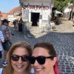 Özge Borak Instagram - Budapeşte-Viyana-Prag turuna gittik. Fakat artık turlar panoramik olduğundan başka şehirleri de görme imkanımız oldu. Hatta yedi günde beş ülke, on şehir gezmiş olduk. Sizlerle de sıkça paylaşmaya çalıştım, daha önce oralara gitmemiş ve gidecek olanlara bir fikir olsun diye. Canım Gökçe’min “gidelim mi?” demesiyle iki aile beraber tatile gittik. Bunca yıllık anılara dahasını ekledik, sevindik. Ayrıca çok güzel insanlarla tanıştık. Böylesi uyumlu insanlarla bir araya gelmek şanstır, her zaman yaşanmaz. Sonuç olarak ailemle tatil yapmış olmaktan, güzel yerler görüp, gezmekten, iyi insanlar tanımış olmaktan çok mutluyum. Nicelerine… 💖 Ve tabii ki bütün gezi boyunca yine bu şarkıyı söyledim. Uuuiiiiyyyy 😅💃🏻😘