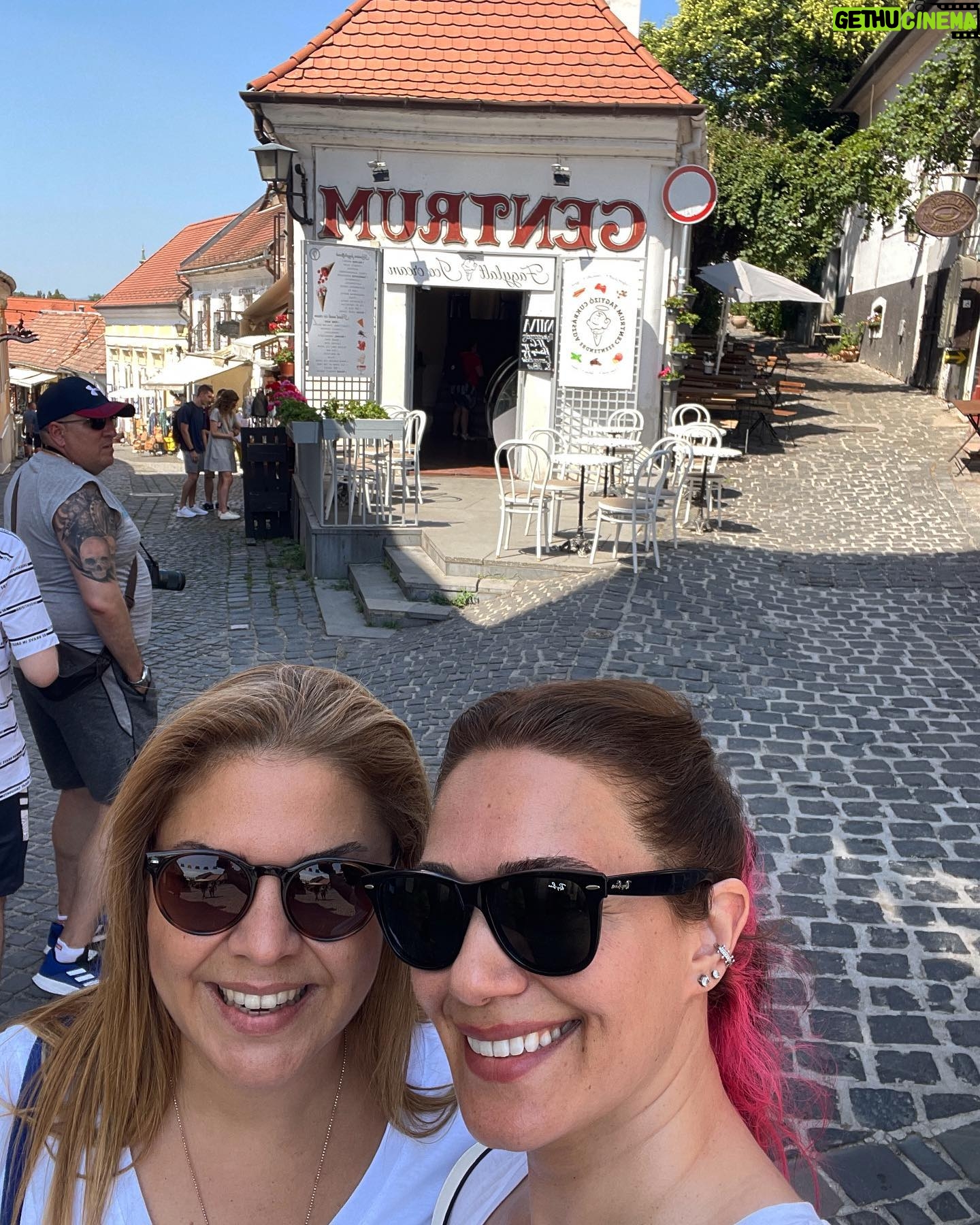 Özge Borak - 10.2K Likes - Budapeşte-Viyana-Prag turuna gittik. Fakat artık turlar panoramik olduğundan başka şehirleri de görme imkanımız oldu. Hatta yedi günde beş ülke, on şehir gezmiş olduk. Sizlerle de sıkça paylaşmaya çalıştım, daha önce oralara gitmemiş ve gidecek olanlara bir fikir olsun diye. Canım Gökçe’min “gidelim mi?” demesiyle iki aile beraber tatile gittik. Bunca yıllık anılara dahasını ekledik, sevindik. Ayrıca çok güzel insanlarla tanıştık. Böylesi uyumlu insanlarla bir araya gelmek şanstır, her zaman yaşanmaz. Sonuç olarak ailemle tatil yapmış olmaktan, güzel yerler görüp, gezmekten, iyi insanlar tanımış olmaktan çok mutluyum. Nicelerine… 💖 Ve tabii ki bütün gezi boyunca yine bu şarkıyı söyledim. Uuuiiiiyyyy 😅💃🏻😘