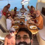 Özge Borak Instagram – Bir mavi yolculuk daha bitti. Yine tadı damakta kaldı. Yeni bir organizasyon için kolları şimdiden sıvadım. Eksiğimiz vardı ama “iyi ki varsınız” dediğim hemen herkes oradaydı. Penceremdeki manzara, gün doğumları, gökkuşağı, kahkahalar, müzikler, denizin güzelliği, hepsi kazındı zihnime. Bu şölen bitmesin istiyor insan. Ne mutlu bize. Seneye görüşürüz yeni bir mavilikte.. ❤️😘 #maviyolculuk #gezi