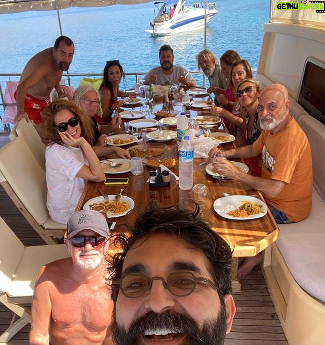 Özge Borak Instagram - Bir mavi yolculuk daha bitti. Yine tadı damakta kaldı. Yeni bir organizasyon için kolları şimdiden sıvadım. Eksiğimiz vardı ama “iyi ki varsınız” dediğim hemen herkes oradaydı. Penceremdeki manzara, gün doğumları, gökkuşağı, kahkahalar, müzikler, denizin güzelliği, hepsi kazındı zihnime. Bu şölen bitmesin istiyor insan. Ne mutlu bize. Seneye görüşürüz yeni bir mavilikte.. ❤️😘 #maviyolculuk #gezi