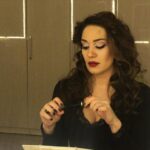 Özge Borak Instagram – Sekiz yaşındayken başladı serüvenim. Oniki yaşından beri de sahnedeyim. Mesleği, işi olan nadir şanslılardanım. Severek desem az kalır, aşkla çıkıyorum sahneye. Bunu ancak o tozu yutmuş olan anlar. Meslektaşlarım günümüz kutlu olsun. Derdimizi de neş’emizi de özgürce anlatmaya devam.. ❤️🎭 #dünyatiyatrogünü #worldtheatreday