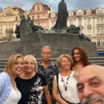 Özge Borak Instagram - Budapeşte-Viyana-Prag turuna gittik. Fakat artık turlar panoramik olduğundan başka şehirleri de görme imkanımız oldu. Hatta yedi günde beş ülke, on şehir gezmiş olduk. Sizlerle de sıkça paylaşmaya çalıştım, daha önce oralara gitmemiş ve gidecek olanlara bir fikir olsun diye. Canım Gökçe’min “gidelim mi?” demesiyle iki aile beraber tatile gittik. Bunca yıllık anılara dahasını ekledik, sevindik. Ayrıca çok güzel insanlarla tanıştık. Böylesi uyumlu insanlarla bir araya gelmek şanstır, her zaman yaşanmaz. Sonuç olarak ailemle tatil yapmış olmaktan, güzel yerler görüp, gezmekten, iyi insanlar tanımış olmaktan çok mutluyum. Nicelerine… 💖 Ve tabii ki bütün gezi boyunca yine bu şarkıyı söyledim. Uuuiiiiyyyy 😅💃🏻😘