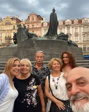 Özge Borak Instagram - Budapeşte-Viyana-Prag turuna gittik. Fakat artık turlar panoramik olduğundan başka şehirleri de görme imkanımız oldu. Hatta yedi günde beş ülke, on şehir gezmiş olduk. Sizlerle de sıkça paylaşmaya çalıştım, daha önce oralara gitmemiş ve gidecek olanlara bir fikir olsun diye. Canım Gökçe’min “gidelim mi?” demesiyle iki aile beraber tatile gittik. Bunca yıllık anılara dahasını ekledik, sevindik.  Ayrıca çok güzel insanlarla tanıştık. Böylesi uyumlu insanlarla bir araya gelmek şanstır, her zaman yaşanmaz. Sonuç olarak ailemle tatil yapmış olmaktan, güzel yerler görüp, gezmekten, iyi insanlar tanımış olmaktan çok mutluyum. Nicelerine… 💖 Ve tabii ki bütün gezi boyunca yine bu şarkıyı söyledim. Uuuiiiiyyyy 😅💃🏻😘