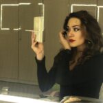 Özge Borak Instagram – Sekiz yaşındayken başladı serüvenim. Oniki yaşından beri de sahnedeyim. Mesleği, işi olan nadir şanslılardanım. Severek desem az kalır, aşkla çıkıyorum sahneye. Bunu ancak o tozu yutmuş olan anlar. Meslektaşlarım günümüz kutlu olsun. Derdimizi de neş’emizi de özgürce anlatmaya devam.. ❤️🎭 #dünyatiyatrogünü #worldtheatreday