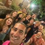 Özge Borak Instagram - Budapeşte-Viyana-Prag turuna gittik. Fakat artık turlar panoramik olduğundan başka şehirleri de görme imkanımız oldu. Hatta yedi günde beş ülke, on şehir gezmiş olduk. Sizlerle de sıkça paylaşmaya çalıştım, daha önce oralara gitmemiş ve gidecek olanlara bir fikir olsun diye. Canım Gökçe’min “gidelim mi?” demesiyle iki aile beraber tatile gittik. Bunca yıllık anılara dahasını ekledik, sevindik. Ayrıca çok güzel insanlarla tanıştık. Böylesi uyumlu insanlarla bir araya gelmek şanstır, her zaman yaşanmaz. Sonuç olarak ailemle tatil yapmış olmaktan, güzel yerler görüp, gezmekten, iyi insanlar tanımış olmaktan çok mutluyum. Nicelerine… 💖 Ve tabii ki bütün gezi boyunca yine bu şarkıyı söyledim. Uuuiiiiyyyy 😅💃🏻😘