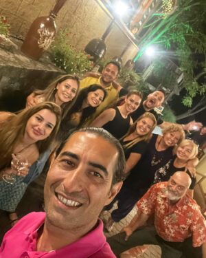 Özge Borak Instagram - Budapeşte-Viyana-Prag turuna gittik. Fakat artık turlar panoramik olduğundan başka şehirleri de görme imkanımız oldu. Hatta yedi günde beş ülke, on şehir gezmiş olduk. Sizlerle de sıkça paylaşmaya çalıştım, daha önce oralara gitmemiş ve gidecek olanlara bir fikir olsun diye. Canım Gökçe’min “gidelim mi?” demesiyle iki aile beraber tatile gittik. Bunca yıllık anılara dahasını ekledik, sevindik.  Ayrıca çok güzel insanlarla tanıştık. Böylesi uyumlu insanlarla bir araya gelmek şanstır, her zaman yaşanmaz. Sonuç olarak ailemle tatil yapmış olmaktan, güzel yerler görüp, gezmekten, iyi insanlar tanımış olmaktan çok mutluyum. Nicelerine… 💖 Ve tabii ki bütün gezi boyunca yine bu şarkıyı söyledim. Uuuiiiiyyyy 😅💃🏻😘