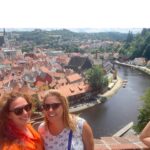 Özge Borak Instagram - Budapeşte-Viyana-Prag turuna gittik. Fakat artık turlar panoramik olduğundan başka şehirleri de görme imkanımız oldu. Hatta yedi günde beş ülke, on şehir gezmiş olduk. Sizlerle de sıkça paylaşmaya çalıştım, daha önce oralara gitmemiş ve gidecek olanlara bir fikir olsun diye. Canım Gökçe’min “gidelim mi?” demesiyle iki aile beraber tatile gittik. Bunca yıllık anılara dahasını ekledik, sevindik. Ayrıca çok güzel insanlarla tanıştık. Böylesi uyumlu insanlarla bir araya gelmek şanstır, her zaman yaşanmaz. Sonuç olarak ailemle tatil yapmış olmaktan, güzel yerler görüp, gezmekten, iyi insanlar tanımış olmaktan çok mutluyum. Nicelerine… 💖 Ve tabii ki bütün gezi boyunca yine bu şarkıyı söyledim. Uuuiiiiyyyy 😅💃🏻😘