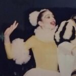 Özge Borak Instagram – Sekiz yaşındayken başladı serüvenim. Oniki yaşından beri de sahnedeyim. Mesleği, işi olan nadir şanslılardanım. Severek desem az kalır, aşkla çıkıyorum sahneye. Bunu ancak o tozu yutmuş olan anlar. Meslektaşlarım günümüz kutlu olsun. Derdimizi de neş’emizi de özgürce anlatmaya devam.. ❤️🎭 #dünyatiyatrogünü #worldtheatreday
