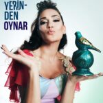 Özge Borak Instagram – Sekiz yaşındayken başladı serüvenim. Oniki yaşından beri de sahnedeyim. Mesleği, işi olan nadir şanslılardanım. Severek desem az kalır, aşkla çıkıyorum sahneye. Bunu ancak o tozu yutmuş olan anlar. Meslektaşlarım günümüz kutlu olsun. Derdimizi de neş’emizi de özgürce anlatmaya devam.. ❤️🎭 #dünyatiyatrogünü #worldtheatreday