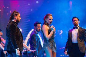 Özge Borak Instagram - Salı akşamı Broadway in İstanbul Vol.2 gösterimiz vardı. Bu proje böyle, sadece tek gösteri. “Tekrarı yok mu?” diyenlere “Vol.3 olabilir” cevabını verebiliyoruz ancak. Seyircinin zevkle izlediği, bizim şevkle şarkı söyleyip, dans ettiğimiz bir gece oldu. Nurcan, Uğur, Serpil abla, Nur, Cihan, Canan ve partnerim Ayça başta olmak üzere emeği geçen herkesi tebrik ediyorum. Seyredememiş olanlara da Vol.3 öncesi bir fikir olsun diye benden iki video bırakıyorum. ❤️😘 #broadwayinistanbulvol2 📷 @verkan6520