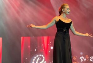 Özge Borak Instagram - Salı akşamı Broadway in İstanbul Vol.2 gösterimiz vardı. Bu proje böyle, sadece tek gösteri. “Tekrarı yok mu?” diyenlere “Vol.3 olabilir” cevabını verebiliyoruz ancak. Seyircinin zevkle izlediği, bizim şevkle şarkı söyleyip, dans ettiğimiz bir gece oldu. Nurcan, Uğur, Serpil abla, Nur, Cihan, Canan ve partnerim Ayça başta olmak üzere emeği geçen herkesi tebrik ediyorum. Seyredememiş olanlara da Vol.3 öncesi bir fikir olsun diye benden iki video bırakıyorum. ❤️😘 #broadwayinistanbulvol2 📷 @verkan6520