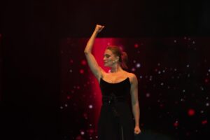 Özge Borak Instagram - Salı akşamı Broadway in İstanbul Vol.2 gösterimiz vardı. Bu proje böyle, sadece tek gösteri. “Tekrarı yok mu?” diyenlere “Vol.3 olabilir” cevabını verebiliyoruz ancak. Seyircinin zevkle izlediği, bizim şevkle şarkı söyleyip, dans ettiğimiz bir gece oldu. Nurcan, Uğur, Serpil abla, Nur, Cihan, Canan ve partnerim Ayça başta olmak üzere emeği geçen herkesi tebrik ediyorum. Seyredememiş olanlara da Vol.3 öncesi bir fikir olsun diye benden iki video bırakıyorum. ❤️😘 #broadwayinistanbulvol2 📷 @verkan6520