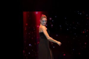 Özge Borak Instagram - Salı akşamı Broadway in İstanbul Vol.2 gösterimiz vardı. Bu proje böyle, sadece tek gösteri. “Tekrarı yok mu?” diyenlere “Vol.3 olabilir” cevabını verebiliyoruz ancak. Seyircinin zevkle izlediği, bizim şevkle şarkı söyleyip, dans ettiğimiz bir gece oldu. Nurcan, Uğur, Serpil abla, Nur, Cihan, Canan ve partnerim Ayça başta olmak üzere emeği geçen herkesi tebrik ediyorum. Seyredememiş olanlara da Vol.3 öncesi bir fikir olsun diye benden iki video bırakıyorum. ❤️😘 #broadwayinistanbulvol2 📷 @verkan6520