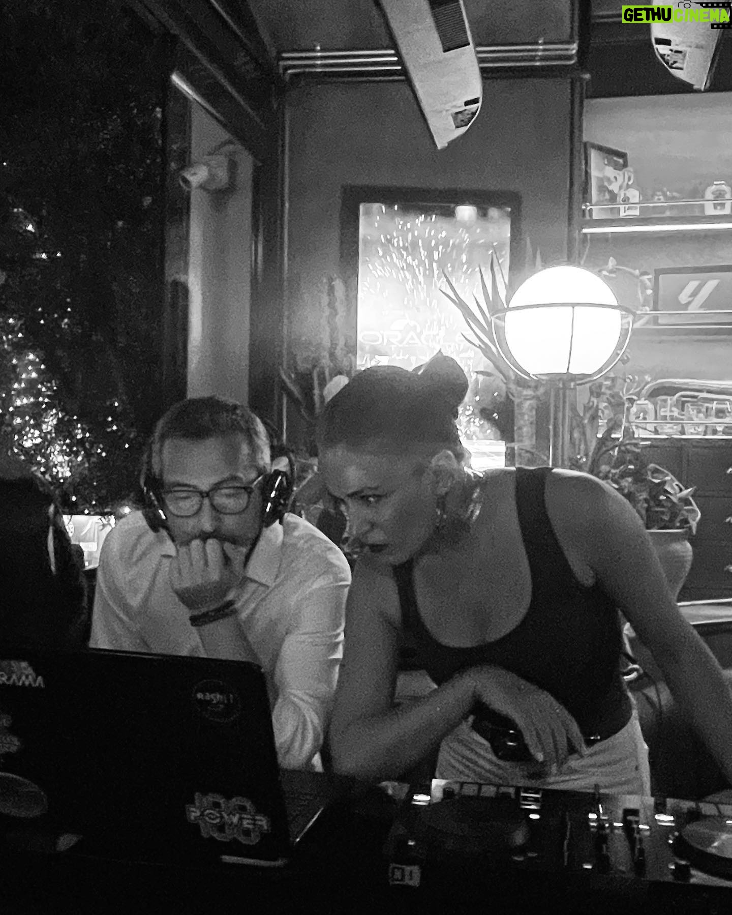 Özge Borak Instagram - Sevdim bu işi 🖤💻🎧🎚️🪩 #dj #celticirishpubistanbul