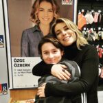 Özge Özberk Instagram - Sayende Oğluş 🙏🏼 Gece olup da uyku saati yaklaşınca heyecanlanmaya başlardım. Acaba o da benim ona okuduğum çocuk kitaplarından, en az benim kadar zevk alıyor mu diye. Ne zaman ki hikayelerimiz çıkmaza girdi, biz yaratmaya başladık. Senin renkli dünyana girebilmek ve senin gözünden bu güzellikleri görebilmekti tüm amacım. Uydurulan tüm hikayeler senin hayal gücüne yakından eşlik edebilmek içindi. Sorduğun tüm sorulara o zaman cevap veremesem de şimdi verilecek minik bir cevabım var sana oğlum. Senin sonsuz güzellikteki hayal gücünü şimdi benim gözümden sana armağan ediyorum tüm çocuklara ulaşsın diye. Seni çok seviyorum ♥️ #Leo 🤍 #mavikuş #kurabiyeormanı #yapabilirsindostum #inkılapkitabevi 🌸