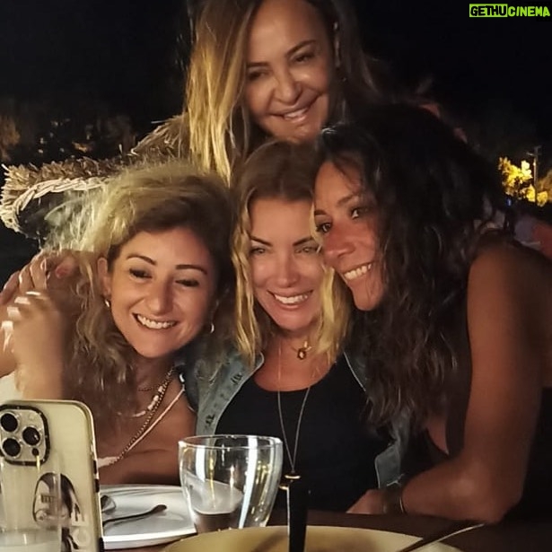 Özge Özberk Instagram - Oooppss yaklaşıyoruz.. Hem başa, hem sona..🎈 #birthday 🥂🥂 13August #Leo ♌️