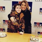 Özge Özberk Instagram - Sayende Oğluş 🙏🏼 Gece olup da uyku saati yaklaşınca heyecanlanmaya başlardım. Acaba o da benim ona okuduğum çocuk kitaplarından, en az benim kadar zevk alıyor mu diye. Ne zaman ki hikayelerimiz çıkmaza girdi, biz yaratmaya başladık. Senin renkli dünyana girebilmek ve senin gözünden bu güzellikleri görebilmekti tüm amacım. Uydurulan tüm hikayeler senin hayal gücüne yakından eşlik edebilmek içindi. Sorduğun tüm sorulara o zaman cevap veremesem de şimdi verilecek minik bir cevabım var sana oğlum. Senin sonsuz güzellikteki hayal gücünü şimdi benim gözümden sana armağan ediyorum tüm çocuklara ulaşsın diye. Seni çok seviyorum ♥️ #Leo 🤍 #mavikuş #kurabiyeormanı #yapabilirsindostum #inkılapkitabevi 🌸