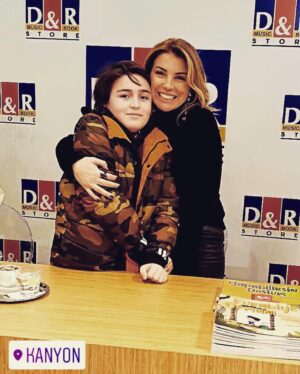 Özge Özberk Instagram - Sayende Oğluş 🙏🏼
Gece olup da uyku saati yaklaşınca heyecanlanmaya başlardım. Acaba o da benim ona okuduğum çocuk kitaplarından, en az benim kadar zevk alıyor mu diye. Ne zaman ki hikayelerimiz çıkmaza girdi, biz yaratmaya başladık.  Senin renkli dünyana girebilmek ve senin gözünden  bu güzellikleri görebilmekti tüm amacım. Uydurulan tüm hikayeler senin hayal gücüne yakından eşlik edebilmek içindi.  Sorduğun tüm sorulara o zaman cevap veremesem de şimdi verilecek minik bir cevabım var sana oğlum. Senin sonsuz güzellikteki hayal gücünü şimdi benim gözümden sana armağan ediyorum tüm çocuklara ulaşsın diye. Seni çok seviyorum ♥️
#Leo 🤍

#mavikuş
#kurabiyeormanı
#yapabilirsindostum
#inkılapkitabevi 🌸