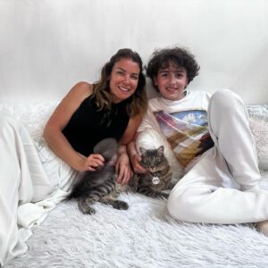 Özge Özberk Instagram - Bugün de kedi özlemimizi giderdik çok şükür.😻
Kahve içerken etrafınızda dolanan ve sahiplenebileceğiniz bir sürü kediciğin olduğu şahane bi kedi kafe. Girip saatlerce kalamıyorsunuz. Yarım saat süresi var.. Biz bayıldık..❤️ 
@crumbs_whiskers 😍
