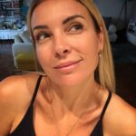 Özge Özberk Instagram - Çünkü bazen sadece başka yönden bakmak gerekir ve orada bir kedi varsa, bu her zaman iyi gelir🌸 #YaşasınKedicilik🧿 @evrenyesill 🥂