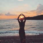 Özge Özberk Instagram – Aynı yöne baktığın kadar varsın 🦋🦋#threespirits #bonjukbay #sunset #sistahood 🌺