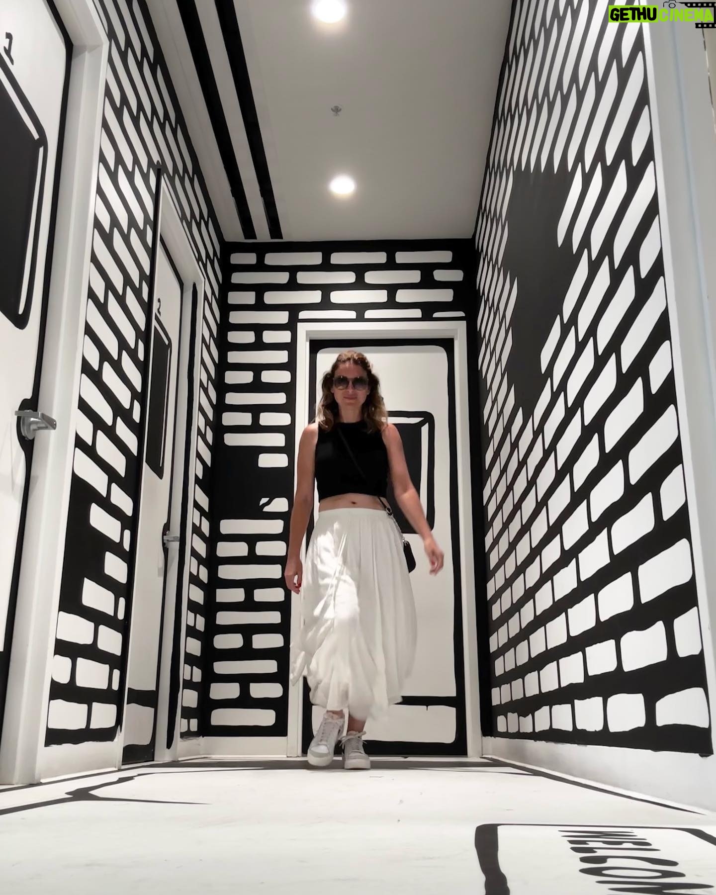 Özge Özberk Instagram - Burası da @matteblackcoffee . Bize eğlenceli geldi.. minik bi dükkan/kafe.. aynı zamanda kıyafetler de satıyorlar.. Biz foto çekip çıktık. Başka naapacağdık.. 💅🏻