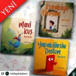 Özge Özberk Instagram - Bu renkli ve keyifli yolculukta hayallerimi gerçekleştiren @inkilapkitabevi ‘ne sonsuz teşekkürler ♥️🌸 #Repost @inkilapkitabevi with @make_repost ・・・ @ozgeozberk_official 'ın Eğlenceli ve öğretici diliyle kaleme aldığı "Mavi Kuş, Kurabiye Ormanı ve Yapabilirsin Dostum" raflarda! Serinin ilk kitabı Mavi Kuş” sevimli hayvanların ilk kez karşılaştıkları kibirli Mavi Kuş ile dostluk kurmaya çalışma macerasını anlatırken, İkinci kitap “Kurabiye Ormanı” ise enfes kurabiyelerin piştiği mis kokulu bir ormanı anlatıyor. Ponpon Teyze’nin kurabiyelerini yerken Tonton Amca’dan masallar dinleyen çocukların yaşadığı orman tuhaf kılıklı bir adamın gelmesiyle içine düştükleri macerayı ele alıyor ve serinin son kitabı “Yapabilirsin Dostum…” Domino taşlarını düzgün bir şekilde devirmeyi hedefleyen Leo ile en ön sırada yer alıp oyunu başlatmak isteyen minik taş Domingo’nun hikâyesi eğlencenin yanında işbirliğinin önemini de gösteriyor. Özge Özberk'in kaleme aldığı ve çizimlerini @berkozturk_ 'ün gerçekleştirdiği Mavi Kuş, Kurabiye Ormanı ve Yapabilirsin Dostum şimdi kitap satan her yerde! Kitapları inceleyip satın almak için websitemizi inceleyebilirsiniz. #kitap #çocuk #çocukkitapları #inkılapkitabevi #mavikuş #kurabiyeormanı #yapabi̇li̇rsi̇ndostum #özgeözberk