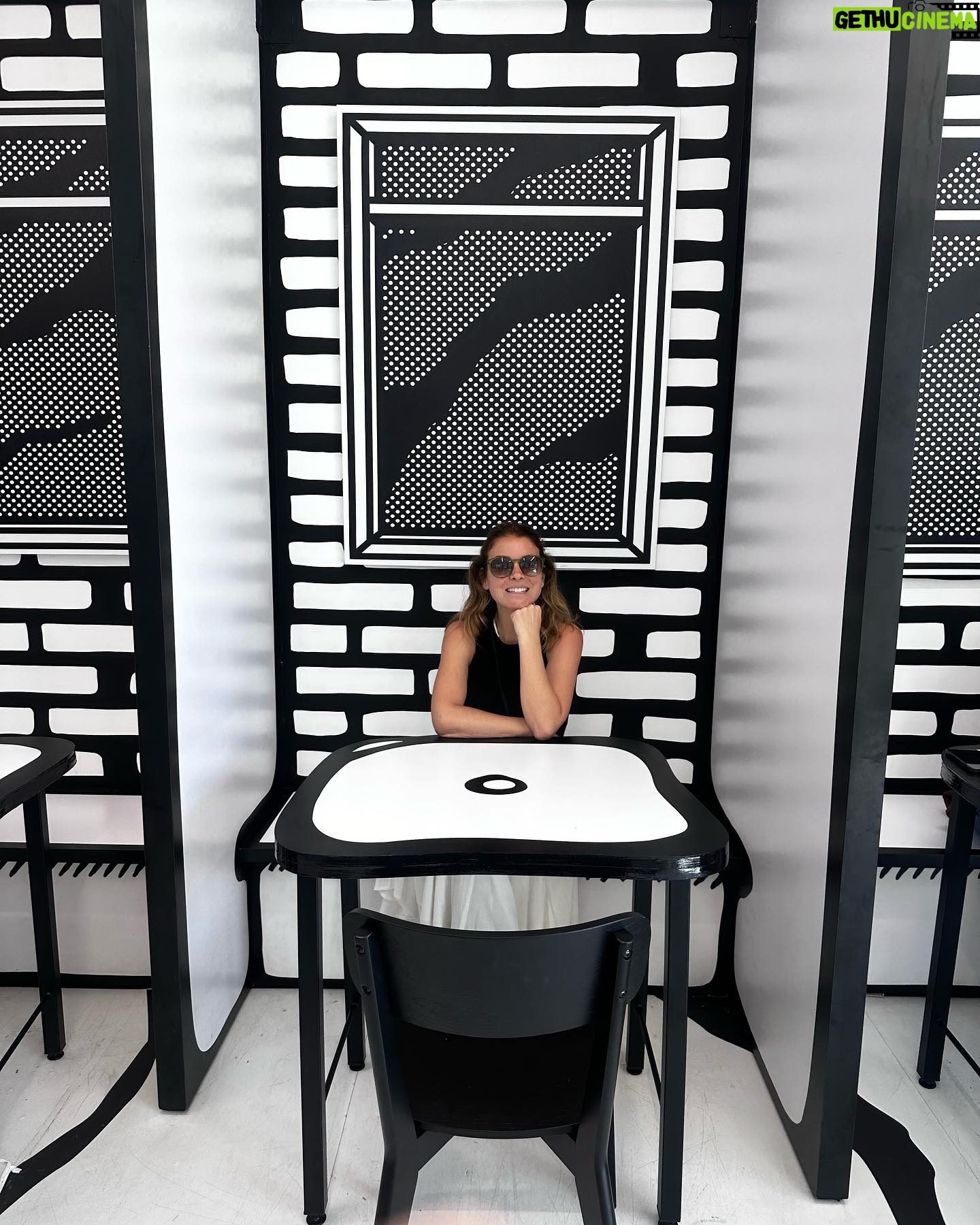 Özge Özberk Instagram - Burası da @matteblackcoffee . Bize eğlenceli geldi.. minik bi dükkan/kafe.. aynı zamanda kıyafetler de satıyorlar.. Biz foto çekip çıktık. Başka naapacağdık.. 💅🏻
