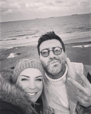 Özge Özberk Instagram - Süprissss… Heeer şey istediğin gibi olsun canım Aricimm.. @aribarutoglu ❤️
🎥 @oyaaoz ❤️🥂
@evrenyesill speşıl efekt 🤩