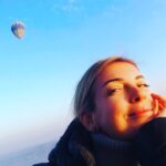 Özge Özberk Instagram - Çünkü Aralık’ta aşk başkadır.. 🪅 #Leo🤍 #Love🤍 #December 🤩 #Kapadokya 🍀 #Capadocia 🌟 #bucketlist ☑️