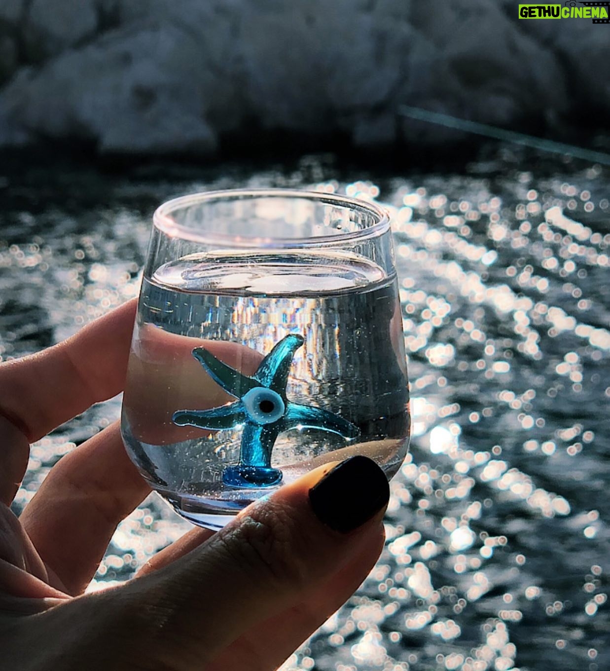Özge Özberk Instagram - Nazar değmesin dediğiniz her şey için olsun bu foto… 🧿 Bazen mutluluklara deriz🧿 Bazen sakındıklarımıza deriz🧿 Bazen anlatmayız kötü bişey olmasın diye; o zaman deriz..🧿 İyi giden şeylere deriz 🧿 Deriz de deriz.. 🌺 İyi olan da kötü olan da bizim için… iyi olanlar yanımızda, kötü olanlar dışımızda kalsın.. 🙏🏼 #NazarDeğmesin🧿♥️