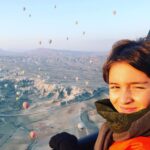 Özge Özberk Instagram - Çünkü Aralık’ta aşk başkadır.. 🪅 #Leo🤍 #Love🤍 #December 🤩 #Kapadokya 🍀 #Capadocia 🌟 #bucketlist ☑️
