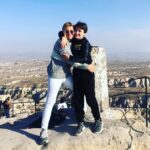 Özge Özberk Instagram - Çünkü Aralık’ta aşk başkadır.. 🪅 #Leo🤍 #Love🤍 #December 🤩 #Kapadokya 🍀 #Capadocia 🌟 #bucketlist ☑️