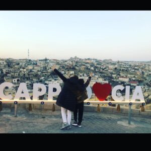 Özge Özberk Instagram - Çünkü Aralık’ta aşk başkadır.. 🪅
#Leo🤍 #Love🤍 #December 🤩
#Kapadokya 🍀  #Capadocia 🌟
#bucketlist ☑️