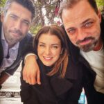 Özge Özberk Instagram - Benimkiler 🤩 #set @ghbgdizi @showtv #ErtanSaban @pamirpekin