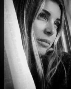 Özge Özberk Instagram - #somevibes  #behind #the #window 👀