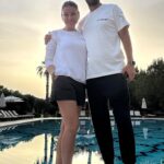 Özge Özberk Instagram - Türkiye Masters Takımlar Şampiyonası 🎾 Kıran kırana mücadeleler, üzülenler sevinenler, önümüzdeki maçlara bakalım diyenler.. Hep bi centilmenlik hep bi kibarlık var bu sporda 🎾 En çok da kendilerine kızıp söyleniyolar. Hele ki takım olarak yarıştıklarında birbirlerine verdikleri destek inanılmaz motive edici. Her ne kadar sporun zararlı olduğunu savunsam da bir hafta sonu sadece maç izleyerek geçirdim.. Evet takım ruhu diye bişey evet var ve bu kısmını izlemek özellikle inanılmaz keyifli.. Tebrikler kazanan tüm sporculara ve kendine kızıp centilmenliği asla bırakmayanlara.. İşte bu sensin canım sevgilicim @can_gokhan 🎾🧿🧡 Bu arada kadim dostum @canselelcin de müthiş bir mücadele verdi.. onu da tebrik ediyorum.. Seneye hazırlanıp dahil olsam mı acaba diye beni gazladı ama yemezler.. 👻 Sonuç @alacatiteniskulubu 3. Olarak evlerine kupalarını götürdüler. 🥉 size de dostluğunuza da kocaman alkış 👏🏼👏🏼🎾🎾 Seneye kısmet.. dur ben bi hocamı arayayım da müsaitse iki top vuralım, belli mi olur 🫣 @_sukruerdmbdk_ dmi hocaammm 😂😂