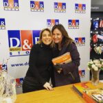 Özge Özberk Instagram - Sayende Oğluş 🙏🏼 Gece olup da uyku saati yaklaşınca heyecanlanmaya başlardım. Acaba o da benim ona okuduğum çocuk kitaplarından, en az benim kadar zevk alıyor mu diye. Ne zaman ki hikayelerimiz çıkmaza girdi, biz yaratmaya başladık. Senin renkli dünyana girebilmek ve senin gözünden bu güzellikleri görebilmekti tüm amacım. Uydurulan tüm hikayeler senin hayal gücüne yakından eşlik edebilmek içindi. Sorduğun tüm sorulara o zaman cevap veremesem de şimdi verilecek minik bir cevabım var sana oğlum. Senin sonsuz güzellikteki hayal gücünü şimdi benim gözümden sana armağan ediyorum tüm çocuklara ulaşsın diye. Seni çok seviyorum ♥️ #Leo 🤍 #mavikuş #kurabiyeormanı #yapabilirsindostum #inkılapkitabevi 🌸