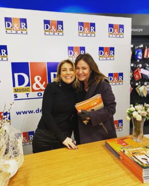 Özge Özberk Instagram - Sayende Oğluş 🙏🏼
Gece olup da uyku saati yaklaşınca heyecanlanmaya başlardım. Acaba o da benim ona okuduğum çocuk kitaplarından, en az benim kadar zevk alıyor mu diye. Ne zaman ki hikayelerimiz çıkmaza girdi, biz yaratmaya başladık.  Senin renkli dünyana girebilmek ve senin gözünden  bu güzellikleri görebilmekti tüm amacım. Uydurulan tüm hikayeler senin hayal gücüne yakından eşlik edebilmek içindi.  Sorduğun tüm sorulara o zaman cevap veremesem de şimdi verilecek minik bir cevabım var sana oğlum. Senin sonsuz güzellikteki hayal gücünü şimdi benim gözümden sana armağan ediyorum tüm çocuklara ulaşsın diye. Seni çok seviyorum ♥️
#Leo 🤍

#mavikuş
#kurabiyeormanı
#yapabilirsindostum
#inkılapkitabevi 🌸