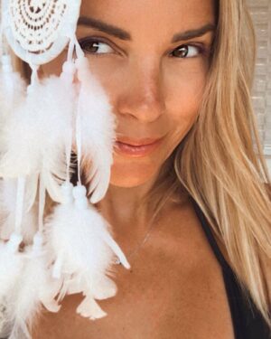 Özge Özberk Instagram - Belli ki #dreamcatcher aşkı doğuştan 🏹🤍

Belli ki çiller şuursuzca güneşte kalmışlıktan 🦞
#sun ☀️ #dreamcatcher #goodvibesonly 🧚🏼‍♂️ #Leo ♌️