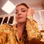 Özge Özberk Instagram – Dünya hassas kalpler için cehennem filan değildir. Sen sadece çıkış yolu bulamamış, aynı yerde debelenmiş, farklı  yöne bakmayı akıl edememişsindir  #Rüçhan vs #Goethe 🥂