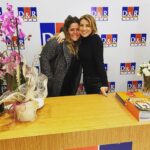 Özge Özberk Instagram - Sayende Oğluş 🙏🏼 Gece olup da uyku saati yaklaşınca heyecanlanmaya başlardım. Acaba o da benim ona okuduğum çocuk kitaplarından, en az benim kadar zevk alıyor mu diye. Ne zaman ki hikayelerimiz çıkmaza girdi, biz yaratmaya başladık. Senin renkli dünyana girebilmek ve senin gözünden bu güzellikleri görebilmekti tüm amacım. Uydurulan tüm hikayeler senin hayal gücüne yakından eşlik edebilmek içindi. Sorduğun tüm sorulara o zaman cevap veremesem de şimdi verilecek minik bir cevabım var sana oğlum. Senin sonsuz güzellikteki hayal gücünü şimdi benim gözümden sana armağan ediyorum tüm çocuklara ulaşsın diye. Seni çok seviyorum ♥️ #Leo 🤍 #mavikuş #kurabiyeormanı #yapabilirsindostum #inkılapkitabevi 🌸