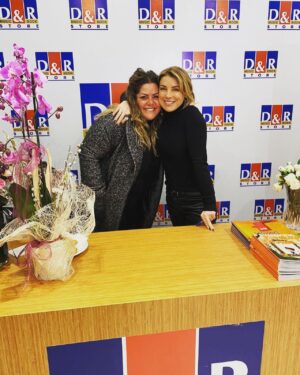 Özge Özberk Instagram - Sayende Oğluş 🙏🏼
Gece olup da uyku saati yaklaşınca heyecanlanmaya başlardım. Acaba o da benim ona okuduğum çocuk kitaplarından, en az benim kadar zevk alıyor mu diye. Ne zaman ki hikayelerimiz çıkmaza girdi, biz yaratmaya başladık.  Senin renkli dünyana girebilmek ve senin gözünden  bu güzellikleri görebilmekti tüm amacım. Uydurulan tüm hikayeler senin hayal gücüne yakından eşlik edebilmek içindi.  Sorduğun tüm sorulara o zaman cevap veremesem de şimdi verilecek minik bir cevabım var sana oğlum. Senin sonsuz güzellikteki hayal gücünü şimdi benim gözümden sana armağan ediyorum tüm çocuklara ulaşsın diye. Seni çok seviyorum ♥️
#Leo 🤍

#mavikuş
#kurabiyeormanı
#yapabilirsindostum
#inkılapkitabevi 🌸