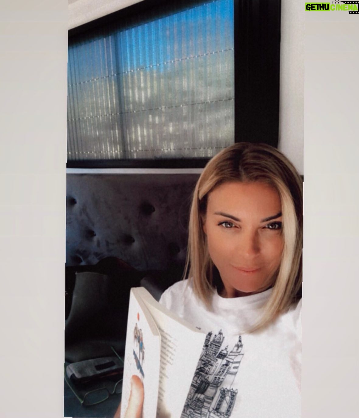 Özge Özberk Instagram - Sanmayın ki yazlıktayız, görevimizin başındayız 🌸 #Set 💫🎥 #GelsinHayatBildiğiGibi 21 Temmuz’da 💣 #showtv #GaniMüjde #BKM 🎊 Kitap ➡️ @inkilapkitabevi #ZülfüLivaneli #KaplanınSırtında 🚀 #İyiPazarlar ♥️