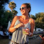 Özge Özberk Instagram – #summervibes 🌺🥂