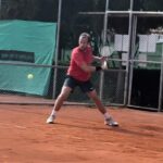 Özge Özberk Instagram – Türkiye Masters Takımlar Şampiyonası 🎾 Kıran kırana mücadeleler, üzülenler sevinenler, önümüzdeki maçlara bakalım diyenler.. Hep bi centilmenlik hep bi kibarlık var bu sporda 🎾 En çok da kendilerine kızıp söyleniyolar. Hele ki takım olarak yarıştıklarında birbirlerine verdikleri destek inanılmaz motive edici. Her ne kadar sporun zararlı olduğunu savunsam da bir hafta sonu sadece maç izleyerek geçirdim.. Evet takım ruhu diye bişey evet var ve bu kısmını izlemek özellikle inanılmaz keyifli.. Tebrikler kazanan tüm sporculara ve kendine kızıp centilmenliği asla bırakmayanlara.. İşte bu sensin canım sevgilicim @can_gokhan 🎾🧿🧡 
Bu arada kadim dostum  @canselelcin de müthiş bir mücadele verdi.. onu da tebrik ediyorum.. Seneye hazırlanıp dahil olsam mı acaba diye beni gazladı ama yemezler.. 👻
Sonuç @alacatiteniskulubu  3. Olarak evlerine kupalarını götürdüler. 🥉 size de dostluğunuza da kocaman alkış 👏🏼👏🏼🎾🎾 Seneye kısmet.. dur ben bi hocamı arayayım da müsaitse iki top vuralım, belli mi olur 🫣 @_sukruerdmbdk_ dmi hocaammm 😂😂