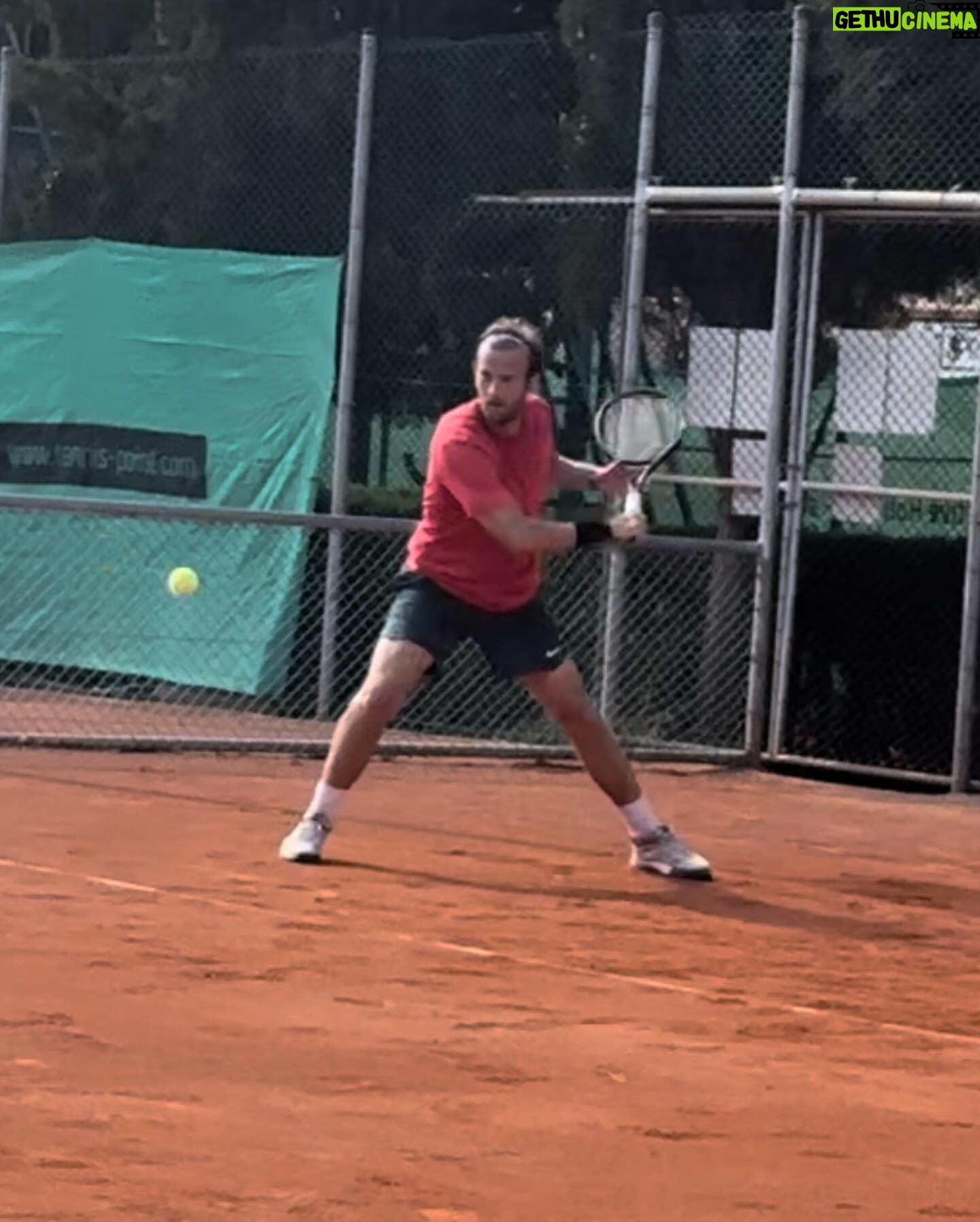 Özge Özberk Instagram - Türkiye Masters Takımlar Şampiyonası 🎾 Kıran kırana mücadeleler, üzülenler sevinenler, önümüzdeki maçlara bakalım diyenler.. Hep bi centilmenlik hep bi kibarlık var bu sporda 🎾 En çok da kendilerine kızıp söyleniyolar. Hele ki takım olarak yarıştıklarında birbirlerine verdikleri destek inanılmaz motive edici. Her ne kadar sporun zararlı olduğunu savunsam da bir hafta sonu sadece maç izleyerek geçirdim.. Evet takım ruhu diye bişey evet var ve bu kısmını izlemek özellikle inanılmaz keyifli.. Tebrikler kazanan tüm sporculara ve kendine kızıp centilmenliği asla bırakmayanlara.. İşte bu sensin canım sevgilicim @can_gokhan 🎾🧿🧡 Bu arada kadim dostum @canselelcin de müthiş bir mücadele verdi.. onu da tebrik ediyorum.. Seneye hazırlanıp dahil olsam mı acaba diye beni gazladı ama yemezler.. 👻 Sonuç @alacatiteniskulubu 3. Olarak evlerine kupalarını götürdüler. 🥉 size de dostluğunuza da kocaman alkış 👏🏼👏🏼🎾🎾 Seneye kısmet.. dur ben bi hocamı arayayım da müsaitse iki top vuralım, belli mi olur 🫣 @_sukruerdmbdk_ dmi hocaammm 😂😂