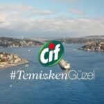 Özge Özberk Instagram - Sevgili Armağan Çağlayan’ın Youtube kanalı DurBiDinle Programına konuk oldum. Hani derler ya; ömür bir film şeridi misali… 1412 sayısı ve bu keyifli sohbeti asla unutmayacağım; Siz de kaçırmayın! 😊 Bu arada; Cif'in Temizken Güzel kampanyası kapsamında çevremizi ve denizlerimizi temiz tutmak için harekete geçiyoruz! Siz de temizkenguzel.com adresine giderek çevrenizi temiz tutacağınıza söz verin, her 100.000 imzada bir yeni Cif Çöpkapar'ı daha deniz kirliliğini azaltmak adına İstanbul Boğazı’na kazandıralım! Ben imzamı attım, sıra sizde! #TemizkenGüzel #İşbirliği @cifturkiye