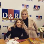 Özge Özberk Instagram - Sayende Oğluş 🙏🏼 Gece olup da uyku saati yaklaşınca heyecanlanmaya başlardım. Acaba o da benim ona okuduğum çocuk kitaplarından, en az benim kadar zevk alıyor mu diye. Ne zaman ki hikayelerimiz çıkmaza girdi, biz yaratmaya başladık. Senin renkli dünyana girebilmek ve senin gözünden bu güzellikleri görebilmekti tüm amacım. Uydurulan tüm hikayeler senin hayal gücüne yakından eşlik edebilmek içindi. Sorduğun tüm sorulara o zaman cevap veremesem de şimdi verilecek minik bir cevabım var sana oğlum. Senin sonsuz güzellikteki hayal gücünü şimdi benim gözümden sana armağan ediyorum tüm çocuklara ulaşsın diye. Seni çok seviyorum ♥️ #Leo 🤍 #mavikuş #kurabiyeormanı #yapabilirsindostum #inkılapkitabevi 🌸